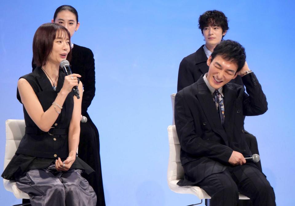 　中村ゆり（左）から褒めちぎられて照れる草彅剛