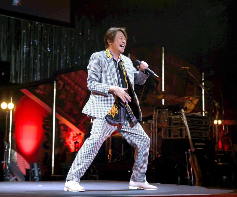 　「爆音雷舞集会（笑）～Ｆ愛上等伝説～」で熱唱する近藤真彦