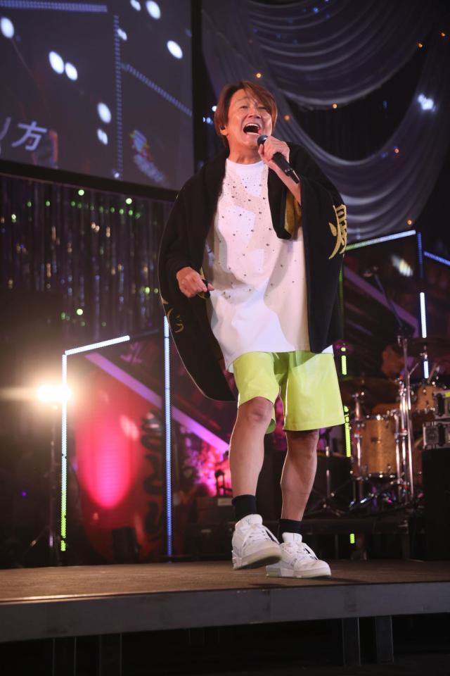 　「爆音雷舞集会（笑）～Ｆ愛上等伝説～」で熱唱する近藤真彦