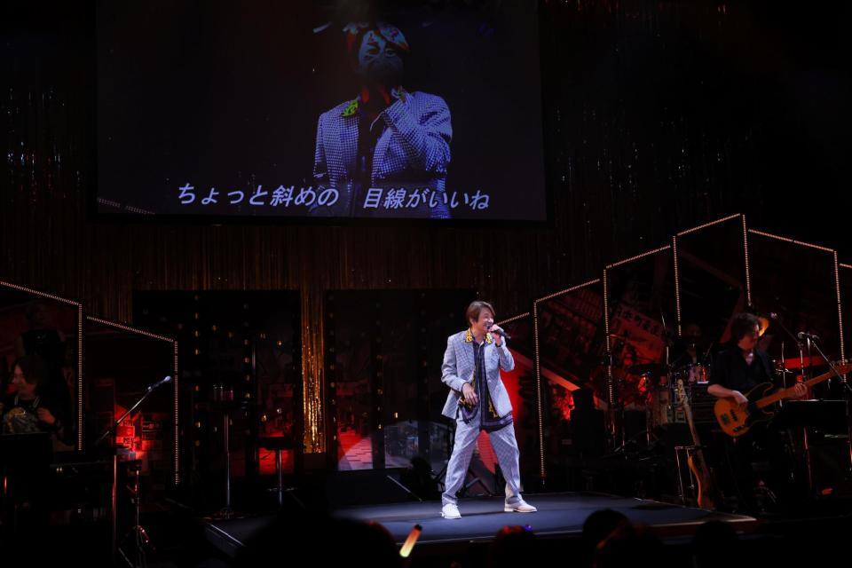 　「爆音雷舞集会（笑）～Ｆ愛上等伝説～」で熱唱する近藤真彦