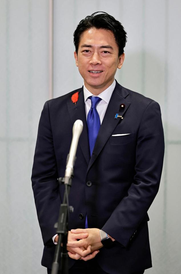 　自民党総裁選の投開票を前に取材に応じる小泉進次郎氏