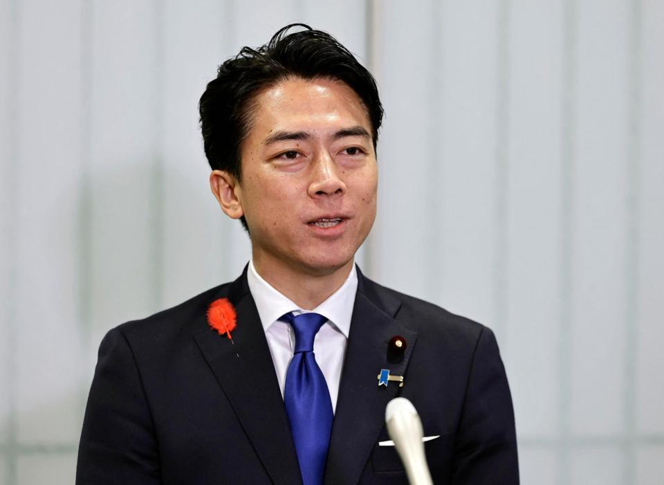 　自民党総裁選の投開票を前に取材に応じる小泉進次郎氏