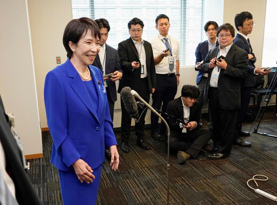 　自民党総裁選の投開票を前に取材に応じる高市早苗氏