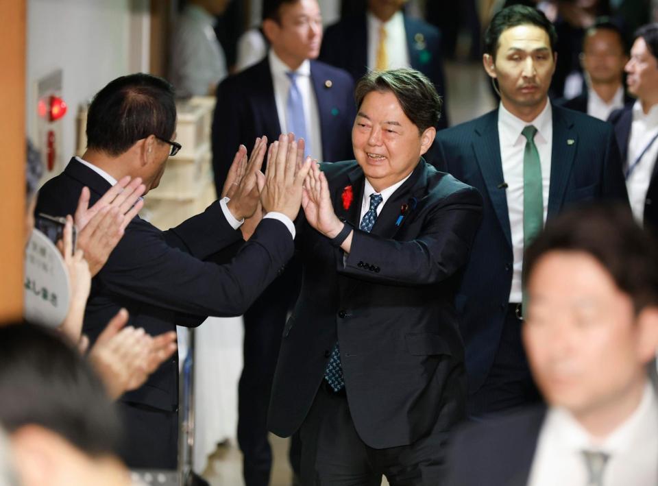 　自民党総裁選の投開票を前にした壮行会に臨む林芳正氏（中央）