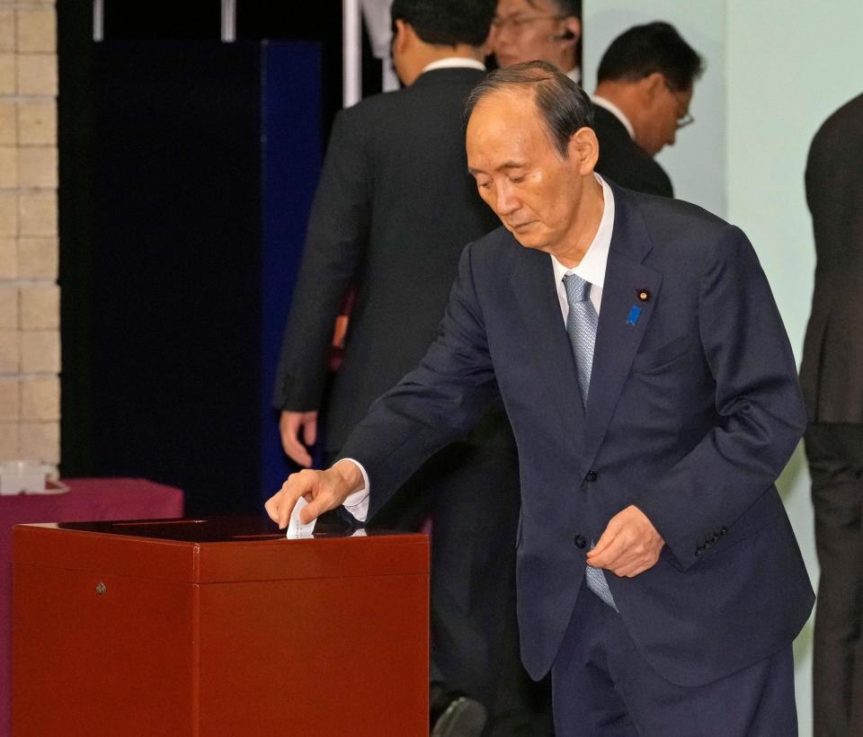 　自民党総裁選で投票する菅副総裁