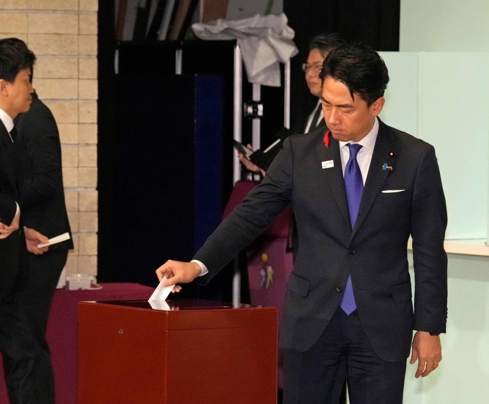 　自民党総裁選で投票する小泉進次郎氏