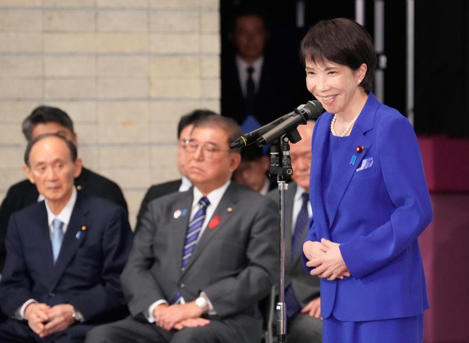 　自民党総裁選後に開かれた両院議員総会であいさつする高市早苗新総裁