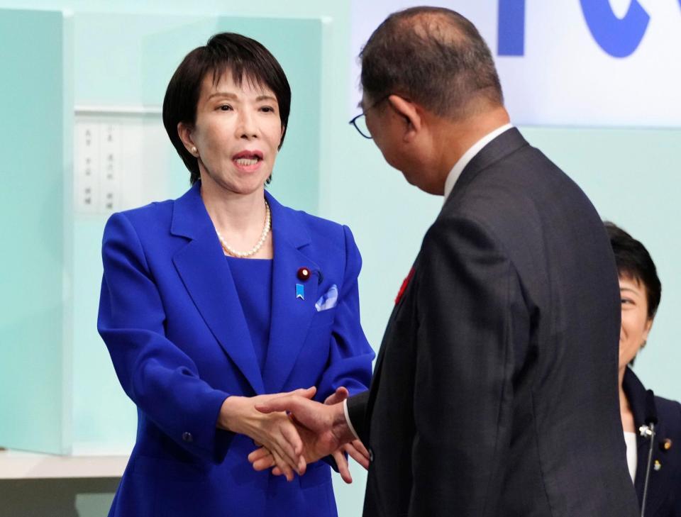 　自民党総裁選後に開かれた両院議員総会で石破首相（右）と握手する高市早苗新総裁