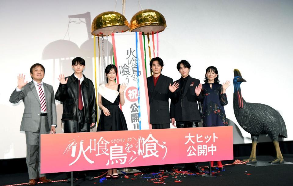　『火喰鳥を、喰う』をＰＲする（左から）本木克英監督、豊田裕大、山下美月、水上恒司、宮舘涼太、麻生祐未（撮影・佐藤厚）