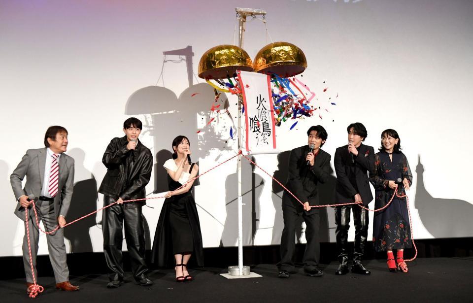 　くす玉を割る（左から）本木克英監督、豊田裕大、山下美月、水上恒司、宮舘涼太、麻生祐未（撮影・佐藤厚）