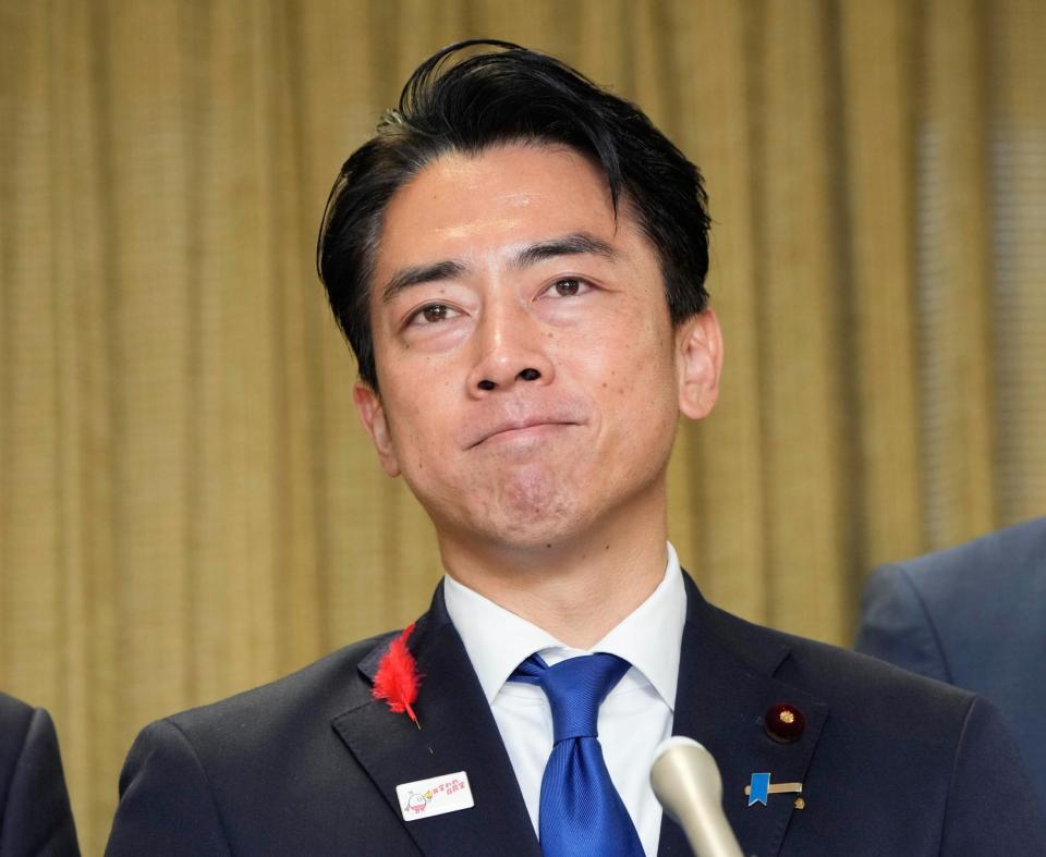 　自民党総裁選の結果を受け、記者団の取材に応じる小泉進次郎氏