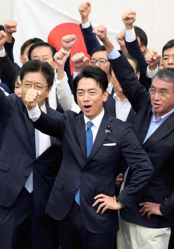 　自民党総裁選の出陣式で気勢を上げる小泉農相＝９月２２日