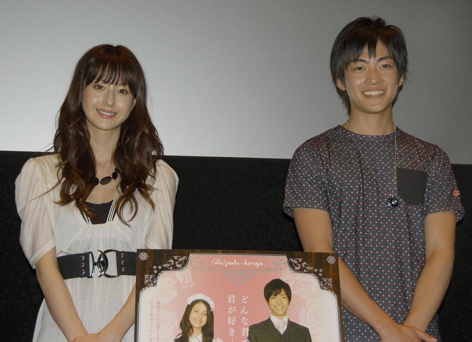 　２００９年５月、映画の舞台あいさつに登場した松本若菜（左）と大東俊介