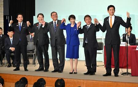 　自民党総裁選後の両院議員総会で、ポーズを決める（左から）小泉進次郎氏、林芳正氏、石破首相、高市早苗新総裁、茂木敏充氏、小林鷹之氏（代表撮影）