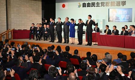 　自民党総裁選後の両院議員総会で、ポーズを決める（左から）小泉進次郎氏、林芳正氏、石破首相、高市早苗新総裁、茂木敏充氏、小林鷹之氏（代表撮影）