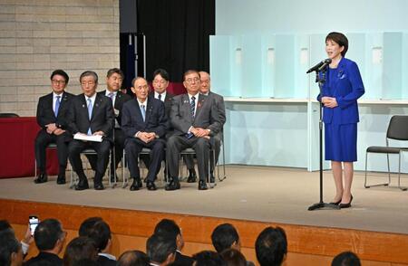 　自民党総裁選後の両院議員総会で、演説する高市早苗新総裁（右端）＝代表撮影