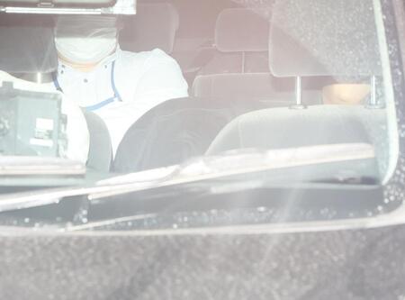 　四谷署を出る草間リチャード敬太容疑者（撮影・石井剣太郎）