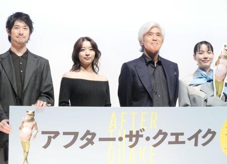 　イベントに出席した（左から）渡辺大知、鳴海唯、佐藤浩市、のん