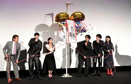 　くす玉を割る（左から）本木克英監督、豊田裕大、山下美月、水上恒司、宮舘涼太、麻生祐未