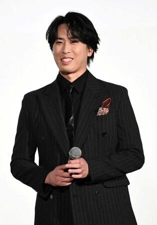 　トークセッションで笑顔を見せる宮舘涼太（撮影・佐藤厚）