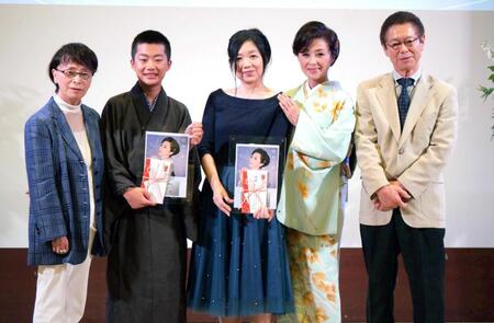 　記念撮影に応じる（左から）作詞家の麻こよみ氏、審査員特別賞の原田怜さん、優勝者の篠田幸子さん、長山洋子、作曲家の影山時則氏