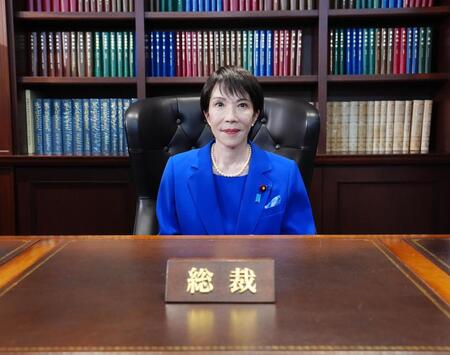 　総裁の椅子に座る自民党新総裁の高市早苗氏（代表撮影）