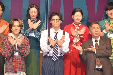 　音楽劇「ＭＯＮＤＡＹＳ／このタイムループ、まだまだ終わらない！？」に出演する（左から）平間壮一、大空ゆうひ、薮宏太、南沢奈央、梶原善