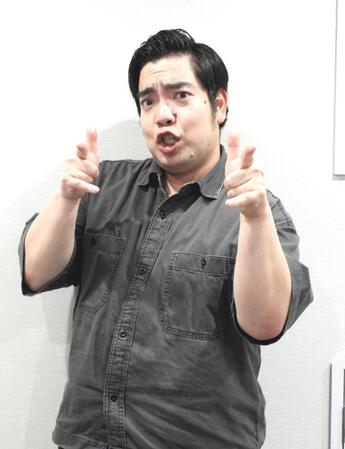 　新曲のハンドサインを掲げてアピールする徳永ゆうき