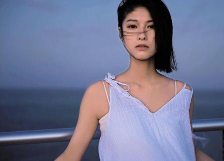 　玉田志織　写真集「Ｉｎｔｏ　Ｔｈｅ　Ｌｇｈｔ」（撮影：丸谷嘉長　ワニブックス刊）から、本人お気に入りのすっぴんカット