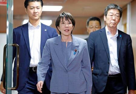 　麻生元首相との会談を終えた自民党の高市総裁（中央）