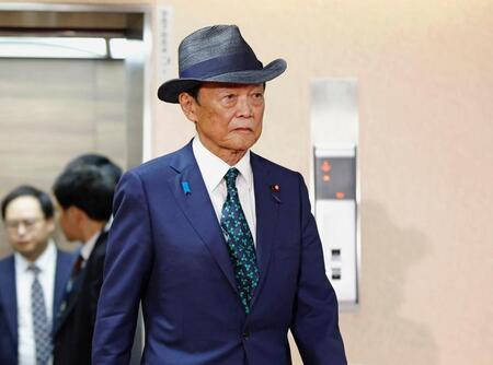 　自民党本部で高市総裁との会談に向かう麻生元首相