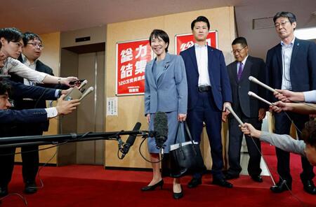 　麻生元首相との会談を終え、記者団の取材に応じる自民党の高市総裁（中央）