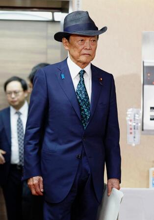 　自民党本部で高市総裁との会談に向かう麻生元首相