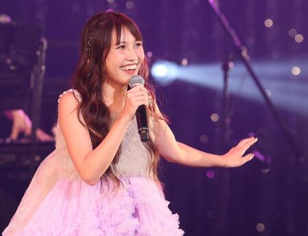 　笑顔で歌う井上苑子（撮影・石井剣太郎）