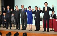 　自民党総裁選後の両院議員総会で、ポーズを決める（左から）小泉進次郎氏、林芳正氏、石破首相、高市早苗新総裁、茂木敏充氏、小林鷹之氏（代表撮影）