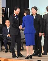 　両院議員総会終了後、高市早苗新総裁（右から２人目）と握手を交わす小泉進次郎氏（同３人目）＝代表撮影