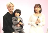 　笑顔を見せる（左から）白岩瑠姫、佐藤大空、齊藤京子