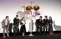 　くす玉を割る（左から）本木克英監督、豊田裕大、山下美月、水上恒司、宮舘涼太、麻生祐未