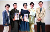 　記念撮影に応じる（左から）作詞家の麻こよみ氏、審査員特別賞の原田怜さん、優勝者の篠田幸子さん、長山洋子、作曲家の影山時則氏