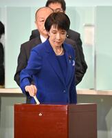 　自民党総裁選の決選投票で投票する高市早苗氏（代表撮影）