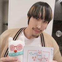 　チェ・ホンマンの公式インスタグラム＠ｃｈｏｉ．ｈｏｎｇｍａｎより　「全知的おせっかい視点」のキャラクターと台本を手に記念ショットを撮るチェ・ホンマン