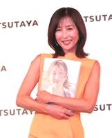 　２７年ぶりの写真集「ＡＲＯＵＮＤ」を発売したかとうれいこ