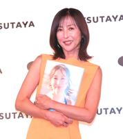 　２７年ぶりの写真集「ＡＲＯＵＮＤ」を発売したかとうれいこ