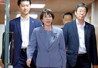 　麻生元首相との会談を終えた自民党の高市総裁（中央）