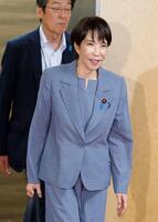 　自民党本部で麻生元首相との会談に向かう自民党の高市総裁。党役員や閣僚人事の検討に着手した