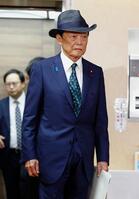 　自民党本部で高市総裁との会談に向かう麻生元首相