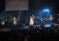 　会場を盛り上げる井上苑子（中央）＝撮影・石井剣太郎