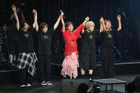 　ファンにあいさつする井上苑子（中央）＝撮影・石井剣太郎