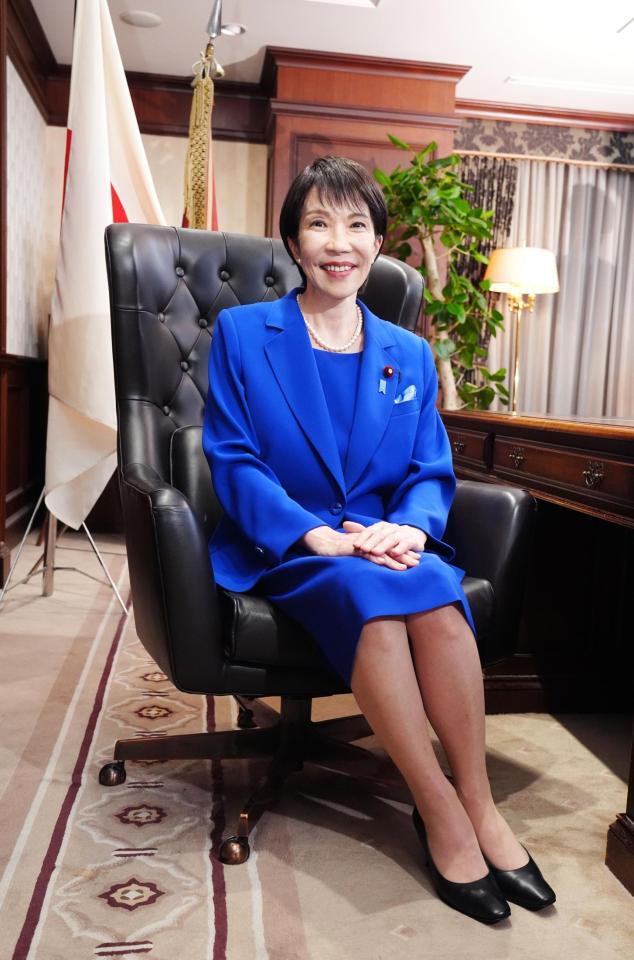 　総裁の椅子に座る自民党新総裁の高市早苗氏（代表撮影）