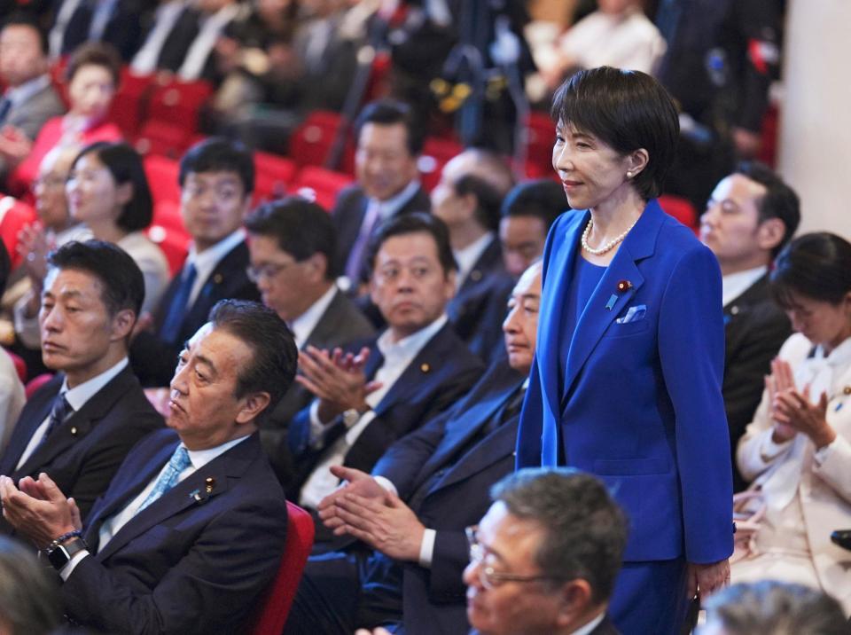 　自民党総裁選の投開票に臨む高市早苗氏（右）